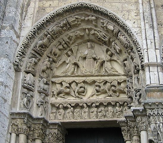 A igreja, por fora e por dentro, é um espetáculo artístico. Já na entrada, peças esculpidas nas paredes encantam pela perfeição dos detalhes.  Reprodução: Flipar