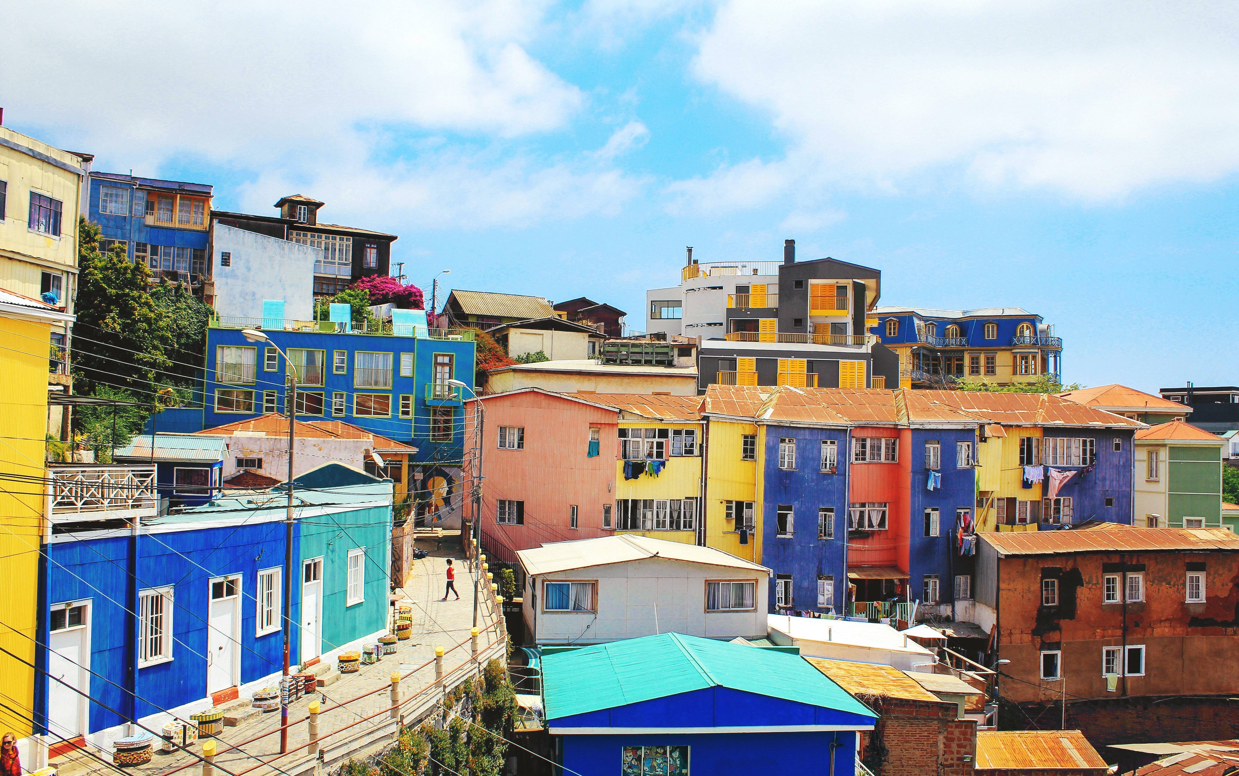 Além de oferecer uma vista privilegiada ao Oceano Pacífico, Cerro Bellavista possui casas coloridas que criam uma visão diferente ao turista. Foto: Reprodução/Patatour Chile