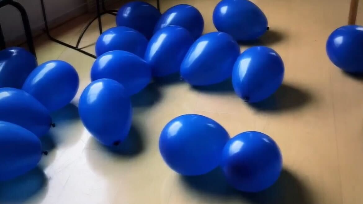 Indira Nascimento usou balões azuis para a decoração Reprodução Instagram - 7.3.2024