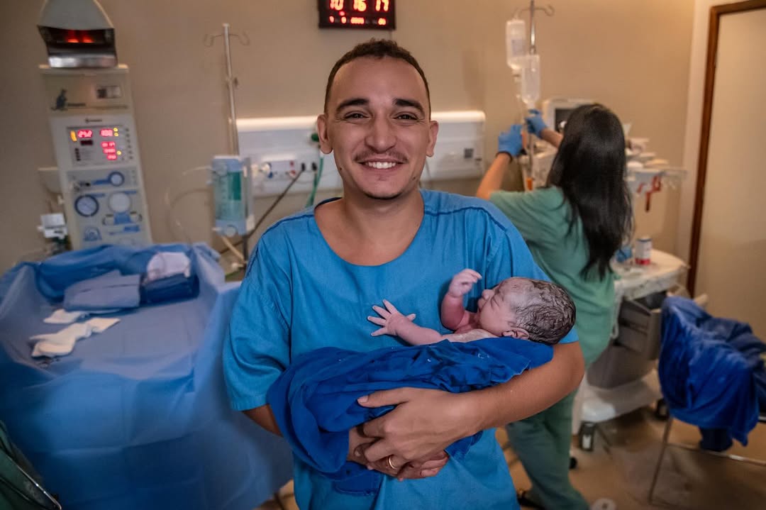 João Gomes com Joaquim no colo. Foto: Reprodução Instagram @deborahghelman @arymirelle