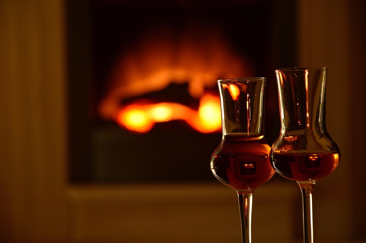 O frio sempre exigiu soluções eficazes para manter os ambientes aquecidos, e a lareira tornou-se essencial em regiões de temperaturas baixas. Em chalés e casas de campo, seu uso é quase indispensável, pois proporciona uma fonte de calor constante e eficiente. Reprodução: Flipar