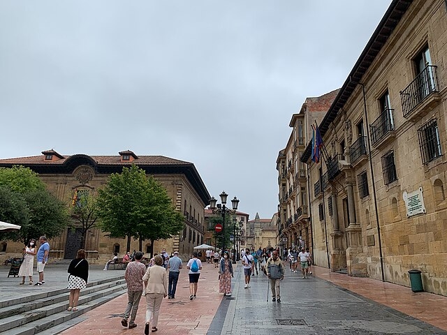  Oviedo (Espanha) - Capital da região da Astúria, com fundação no século 8 e população na faixa de 220 mil moradores. Conhecida pelo centro histórico medieval, onde fica a catedral gótica com a Câmara Santa do século 9. Reprodução: Flipar