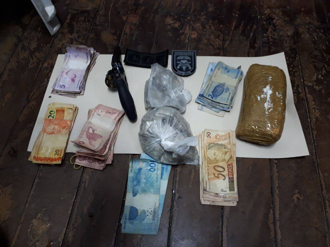 Drogas, arma e dinheiro do tráfico apreendidos pelo COE. Foto: Divulgação/COE