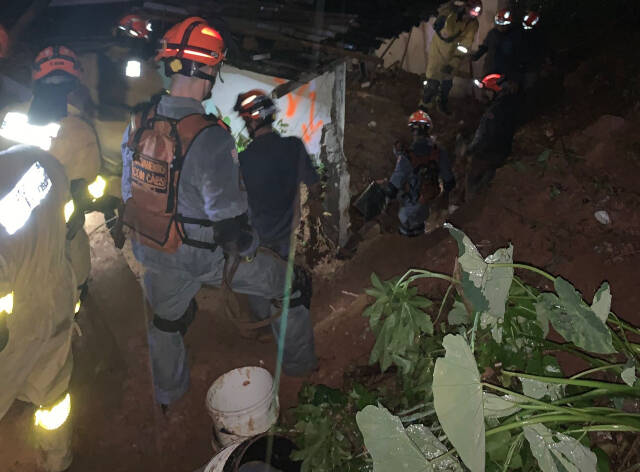 Corpo de Bombeiros faz busca por vítimas após chuvas em São Paulo. Foto: Twitter/Corpo de Bombeiros