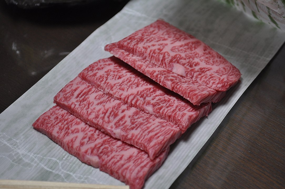Wagyu é qualquer uma das quatro raças japonesas de gado de corte. Essa carne recebe nomes de lugares. Exemplos: o bife Matsusaka (foto) e o Bife Kobe.  Reprodução: Flipar