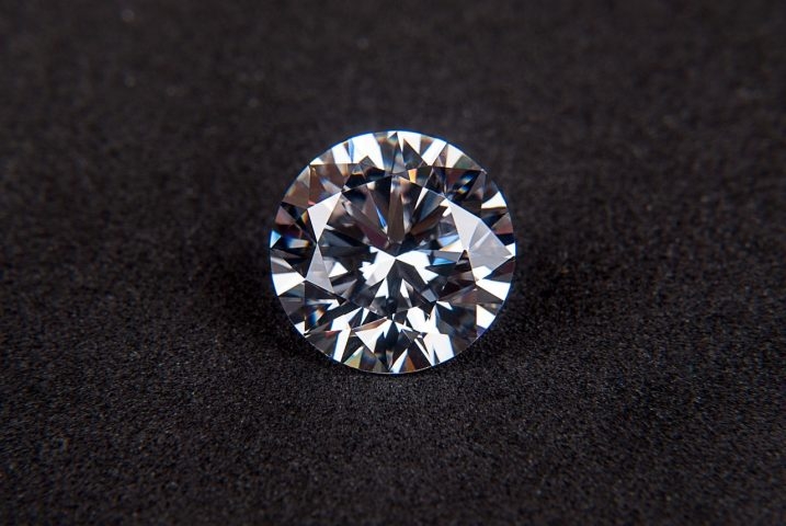O material radioativo é encapsulado em uma estrutura de diamante artificial, um dos materiais mais resistentes conhecidos, garantindo que a radiação fique totalmente contida e não represente riscos à saúde ou ao meio ambiente.  Reprodução: Flipar