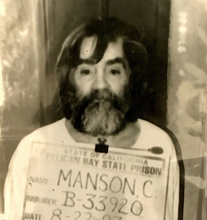 Alguns dos criminosos mais famosos que passaram por lá são: Charles Manson (morreu em 2017 - foto), líder de um culto responsável por uma série de assassinatos brutais nos anos 1960, e Sirhan Sirhan, assassino do senador Robert F. Kennedy.  Reprodução: Flipar