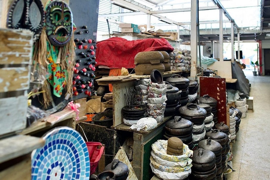 Panelas e objetos de barro expostos na Associação das Paneleiras de Goiabeiras, em Vitória (ES). Foto: Reprodução/Instagram 23.06.2023
