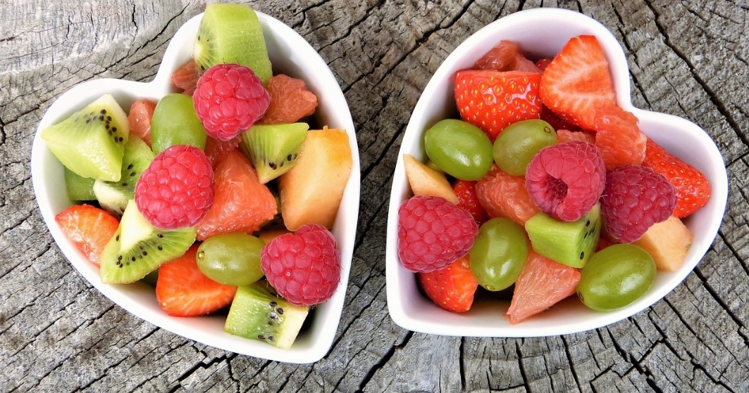 Com isso, a alimentação impacta diretamente em todas as funções do organismo e com a saúde dos cabelos não é diferente. Os alimentos são responsáveis pelos nutrientes utilizados pelo corpo humano, que contribuem para a saúde e o bem-estar. Reprodução: Flipar