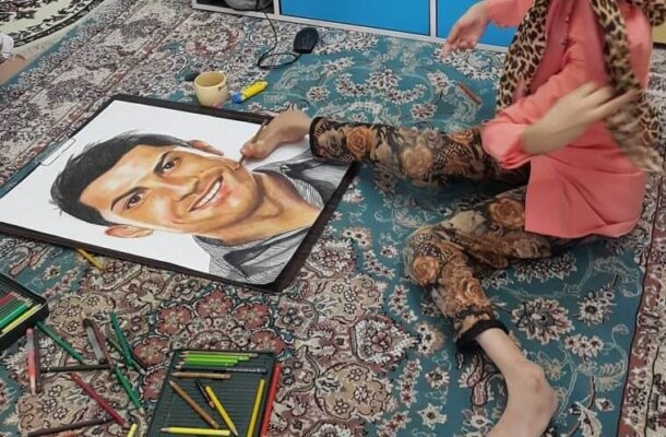 Ao receber as pinturas de Fatemeh Hamami, que tem 85% do corpo paralisado e faz as suas obras com os pés, Cristiano Ronaldo a abraçou e posou para fotos a seu lado, como forma de agradecimento - Foto: Reprodução/Instagram