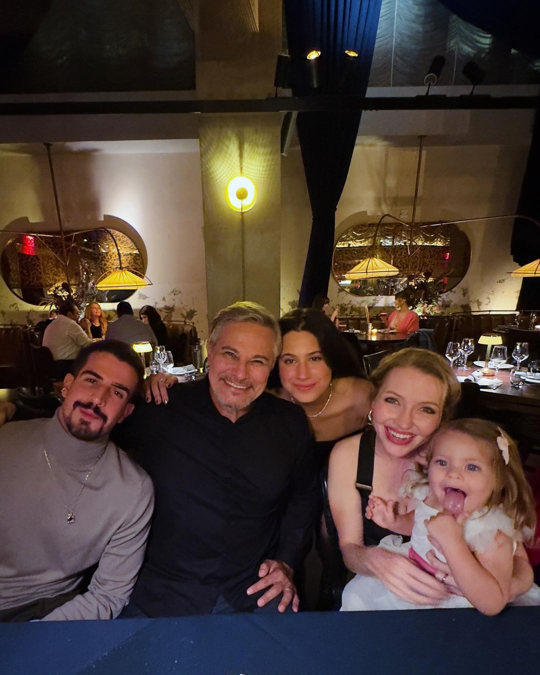 Edson Celulari com filhos e esposa, Karin Roepke, em festa do aniversário de 66 anos Reprodução/Instagram - 22.03.2024