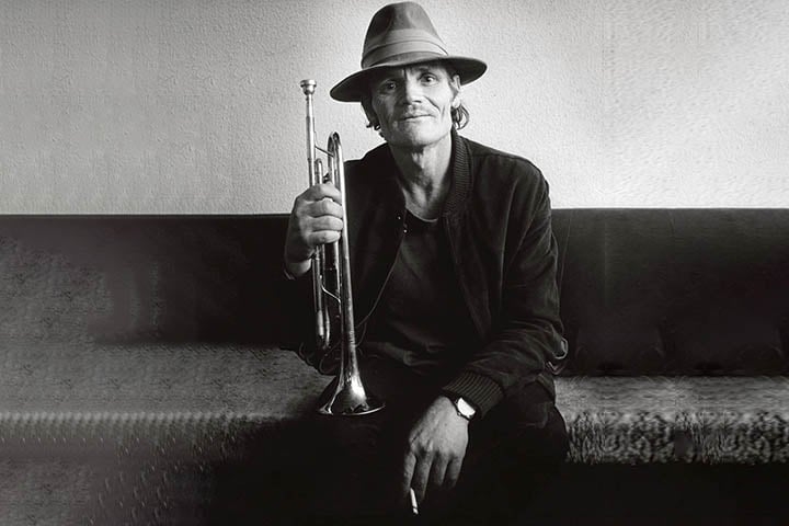 O maior sucesso da carreira de Chet Baker foi “Meu Funny Valentine”, que gravou com a banda de Gerry Mulligan em 1952. No dia 13 de maio de 1988, o músico foi encontrado morto na calçada do hotel em que estava hospedado, em Amsterdã, na Holanda.
 Reprodução: Flipar