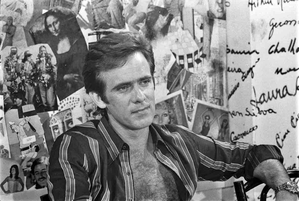 Francisco buscava uma profissão estável e desejava ser advogado, mas, ao entrar em contato com a Escola de Arte Dramática de Alfredo Mesquita, decidiu ser ator. 
 Reprodução: Flipar