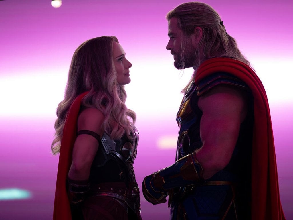 Natalie Portman participou dos dois primeiros filmes da saga Thor em 2011 e 2013, mas não quis participar da edição de 2017 por conta de uma mudança na direção: Patty Jenkins por Alan Taylor. Ela interpretava Jane Foster, a amada de Thor.  Reprodução: Flipar