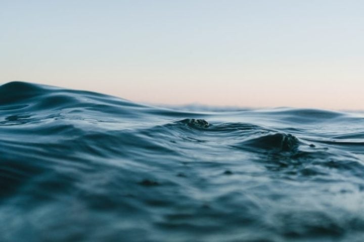 Um segundo evento natural que estaria por trás da seca histórica em Manaus seria o aquecimento anormal das águas do Oceano Atlântico, que também reduz a quantidade de chuva na região.