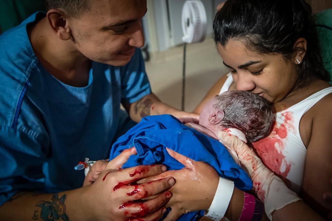 João Gomes e Ary Mirelle com Joaquim. Foto: Reprodução/ Instagram @deborahghelman @arymirelle