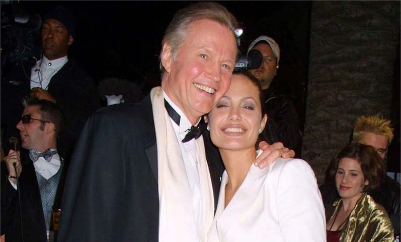 Jon Voight e Angelina Jolie - O premiado ator é pai da estrela que o superou em fama. A relação deles sempre teve turbulências depois que Angelina descobriu que seu pai traía sua mãe. Mas também há momentos de paz entre eles.   Reprodução: Flipar