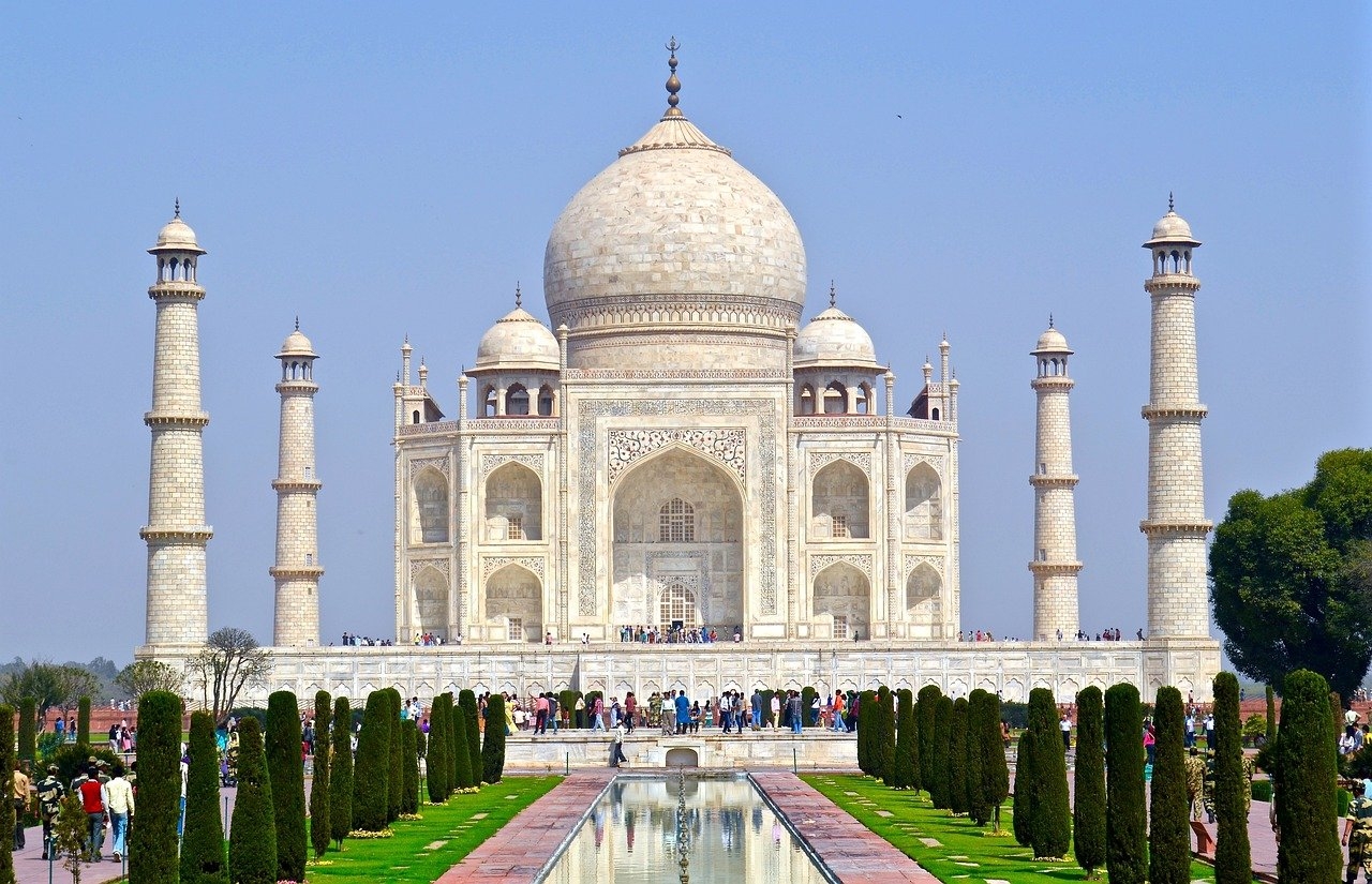 Taj Mahal  (Agra, Índia) - 
A cupula de mármore branco do Taj Mahal, em forma de cebola,  é uma das mais famosas do mundo, com proporções harmoniosas e delicadas. Ela é adornada com ornamentos intrincados, pedras preciosas e tem uma simetria perfeita que valoriza ainda mais o mausoleú.  Reprodução: Flipar