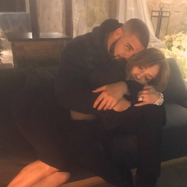 Drake e Jennifer Lopez posam agarradinhos. Foto: Reprodução/Instagram