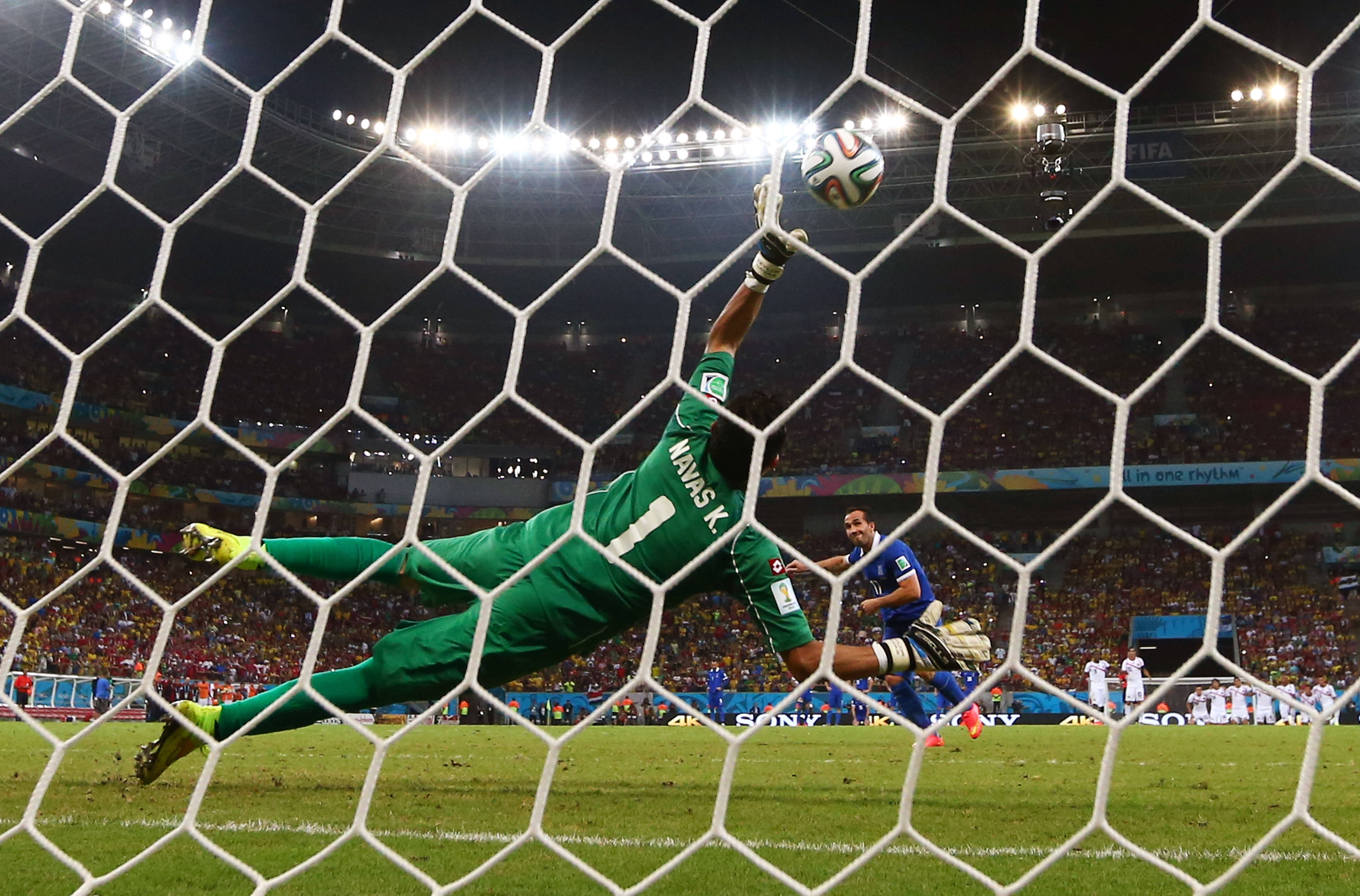 O goleiro Navas defende o chute de Gekas Getty Images/Quinn Rooney