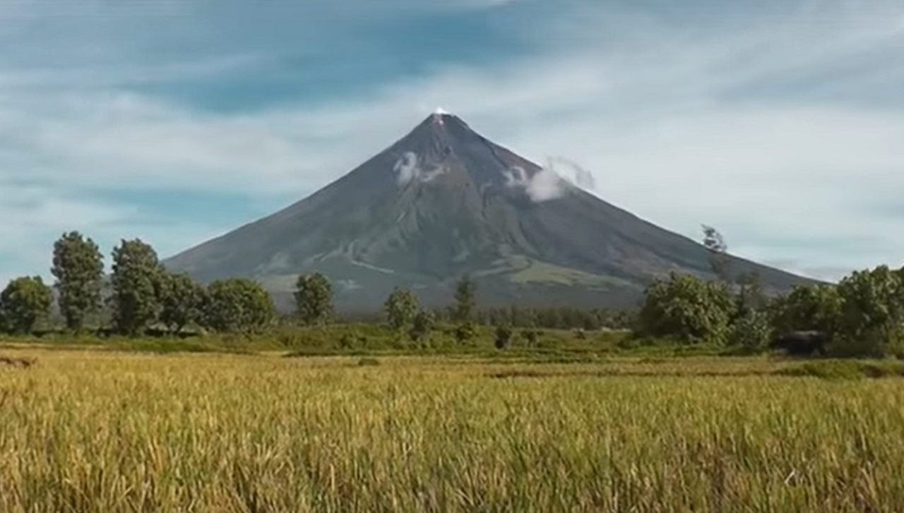 Nome do vulcão: Mayon, nas Filipinas - Situado na província de Albay, nas Filipinas, o vulcão Mayon é o mais ativo do país, tendo entrado em erupção nos últimos quatrocentos anos em ao 50 oportunidades. Ele fica situado entre a Placa Euroasiática e a Placa Filipina. Reprodução: Flipar