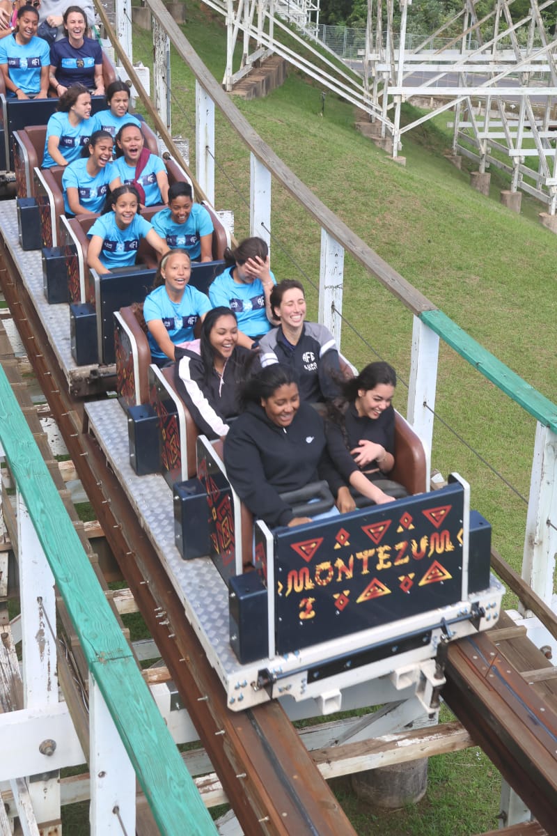 Atletas e comissão técnica da Ferroviária têm dia divertido no Hopi Hari, com direito a anúncio oficial de parceria entre a equipe e o parque. Foto: Divulgação