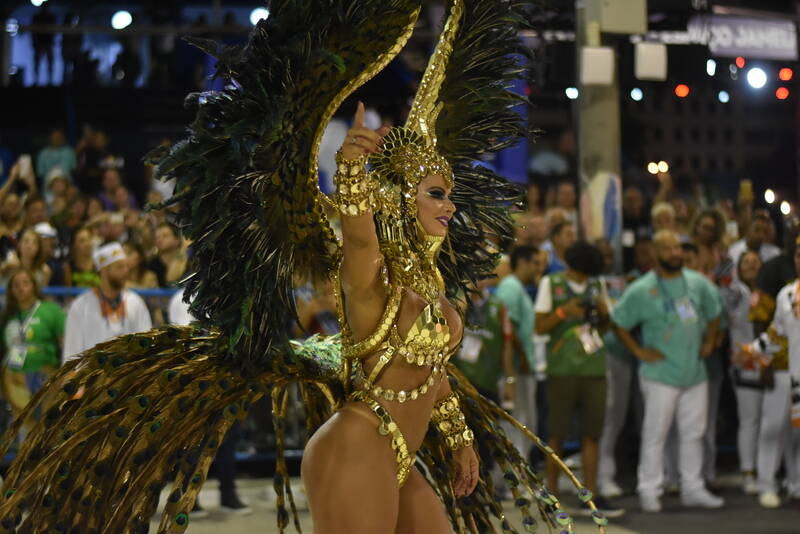 Viviane Araújo sambou muito à frente da bateria da Salgueiro. Foto: Riotur/divulgação