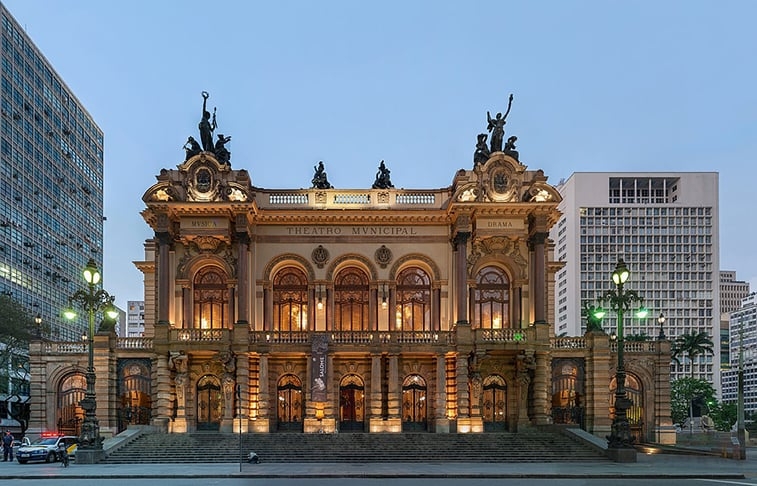Theatro Municipal - Com estilo arquitetônico eclético, concebido por Ramos de Azevedo e inspirado na Ópera de Paris, foi inaugurado em 1911 e é palco das melhores produções líricas do país. É patrimônio nacional desde 1981.  Reprodução: Flipar