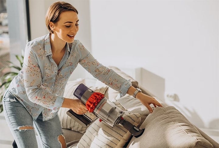 É necessário evitar que esse inseto se prolifere e se torne uma praga. Para isso algumas formas de prevenção são indicadas. Entre elas, limpeza de móveis como sofá  e objetos formados por tecidos como lã, linho, algodão. Evite acúmulo de sujeira e pó, que atraem o animal Reprodução: Flipar