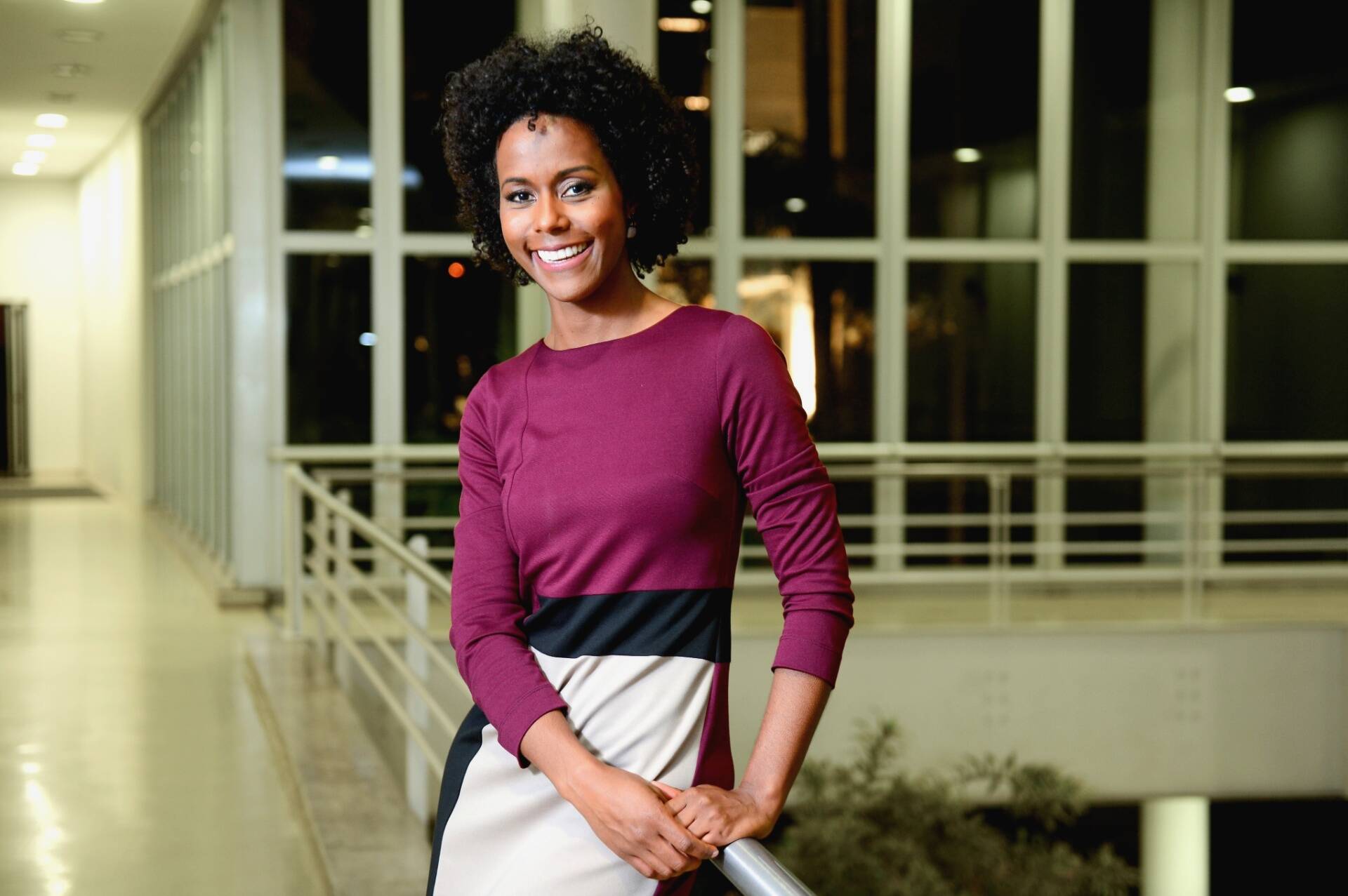 Maju Coutinho irá apresentar o "Jornal Hoje" neste sábado (10). Foto: Divulgação/Globo/Zé Paulo Cardeal