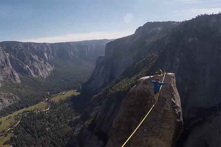 Em 2015, Caio Afeto tornou-se o primeiro brasileiro a fazer a travessia de highline no Parque Nacional de Yosemite, nos Estados Unidos, em estilo free solo. 
 Reprodução: Flipar