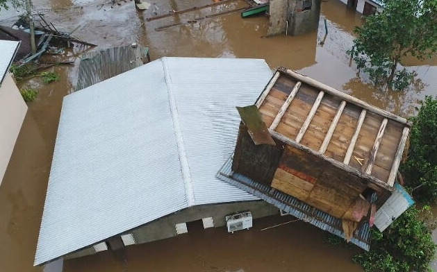 Na região da Serra Gaúcha, a correnteza foi tão forte que arrastou ao menos 10 casas no município de Santa Teresa.