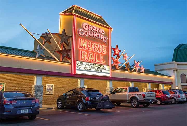 Os famosos teatros da cidade, como o Grand Country Music Hall, que tem capacidade para 475 pessoas na plateia e atrai fãs da música country de todo o mundo. Reprodução: Flipar