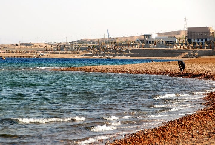 O Mar Vermelho banha o lado oeste da Arábia separando o país do continente africano, na Península Arábica. 