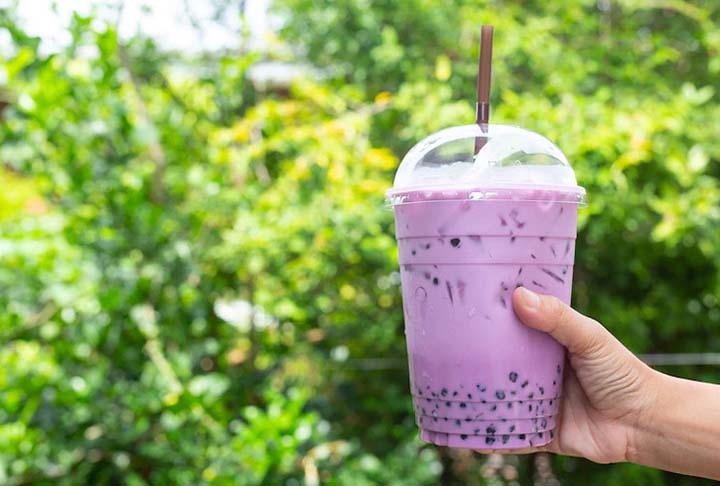Bubble tea (“chá bolha”): também conhecido como chá de leite pérola, é uma bebida doce à base de chá, geralmente preto ou verde, clássica de Taiwan. Pode-se encontrá-la com sabores diferentes, porém no fundo do copo sempre há pequenas bolinhas ou pérolas mastigáveis da goma de tapioca (“boba”)  provenientes da mandioca. Reprodução: Flipar
