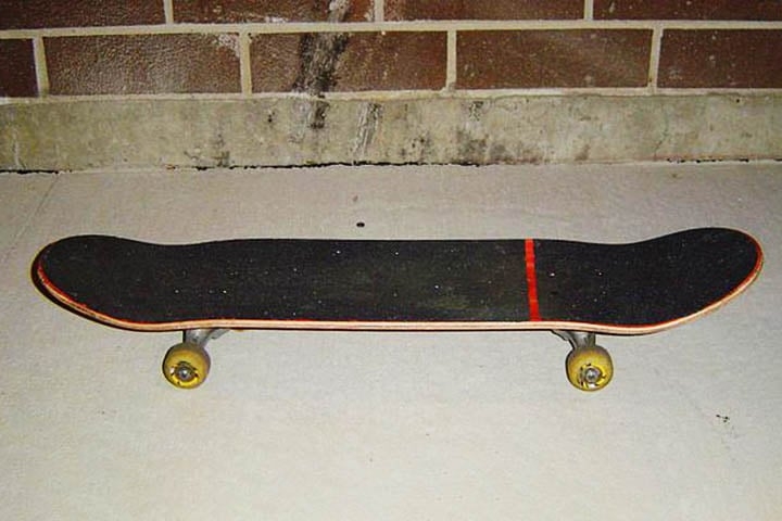 Na época, a modalidade era apelidada de “surfinho”e o equipamento era feito com parte de patins anexados a uma tábua de madeira. 
 Reprodução: Flipar