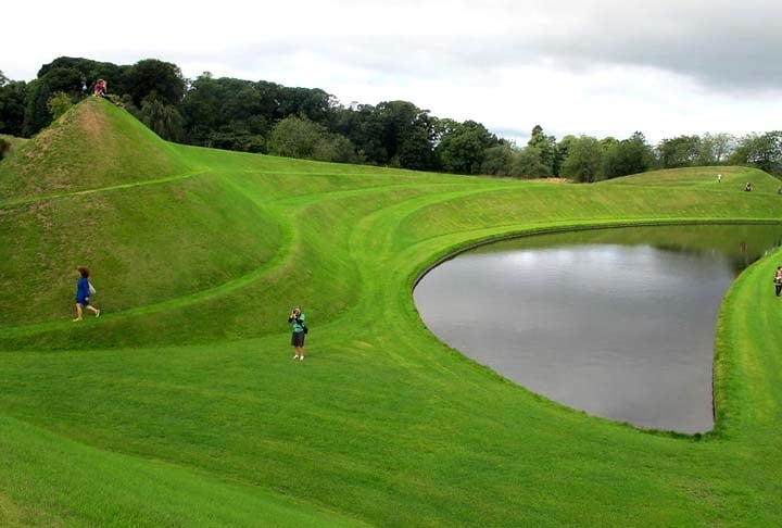 O Garden of Cosmic Speculation fica na cidade de Dumfriesshire, na Escócia, e foi criado pelo arquiteto paisagista Charles Jencks, em sua casa, a Portrack House. É um jardim privado, mas aberto ao público em algumas ocasiões.  Reprodução: Flipar