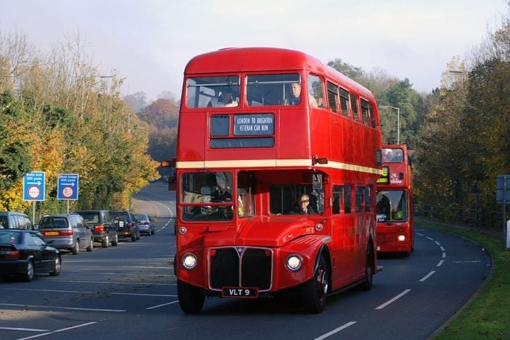 Hoje populares no mundo todo, alguns modelos viraram até atração turística. Um dos mais reconhecidos mundialmente é o Routemaster, de Londres, lançado em 1956.  Reprodução: Flipar