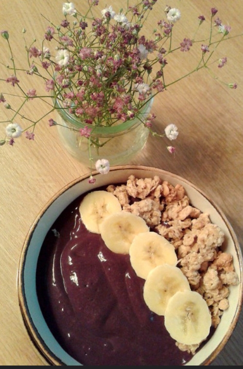 Esses nutrientes trabalham juntos no corpo para cumprir diversas funções, como a saúde do coração e do cérebro e o fortalecimento do sistema imunológico. O açaí combina bem com outras frutas, como banana, compondo sobremesas nutritivas e saborosas. Reprodução: Flipar