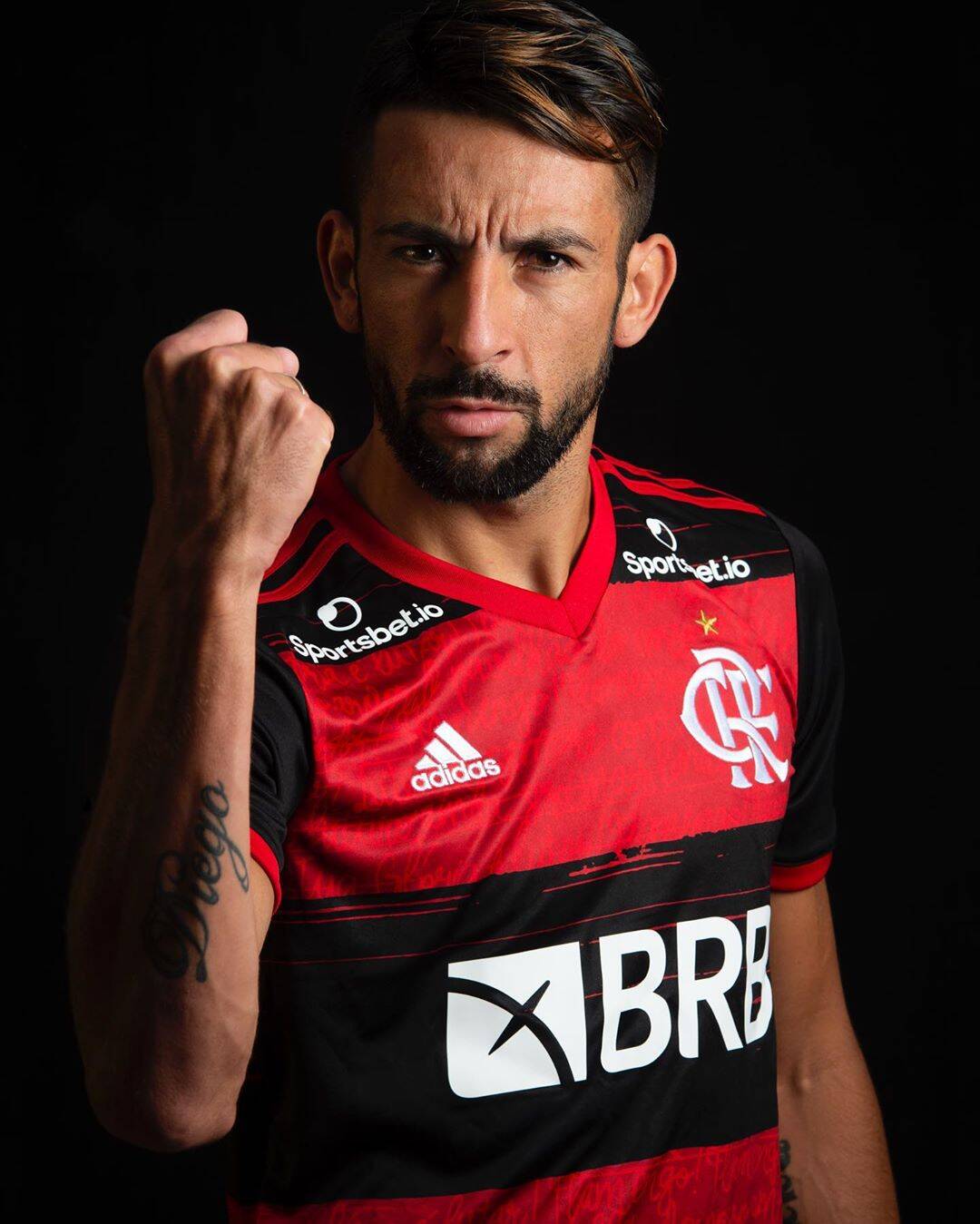 Com Covid, Mauricio Isla, do Flamengo, aparece isolado da mulher