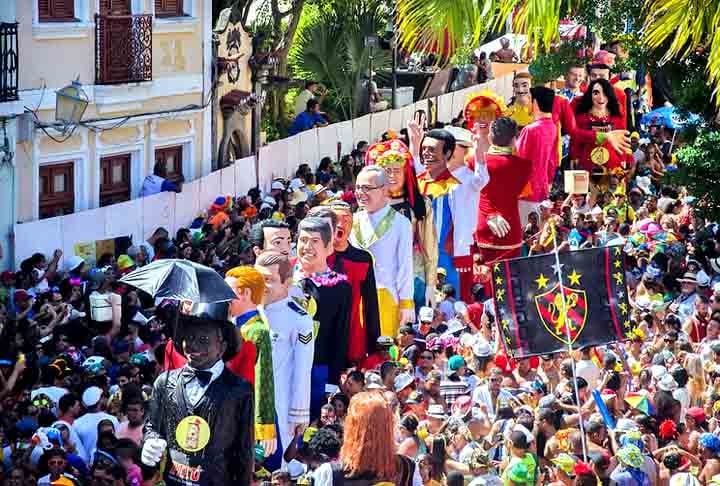 Há mais de 90 anos, desde 1931, os bonecos gigantes sobem as ladeiras de Olinda, na região metropolitana de Recife, compartilhando alegria com a multidão.  Reprodução: Flipar
