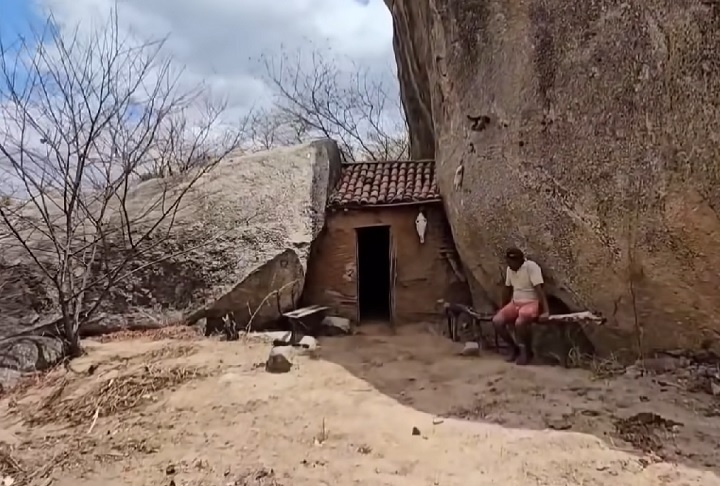 A pequena construção foi feita à base de taipa (barro, madeira e cimento). Reprodução: Flipar