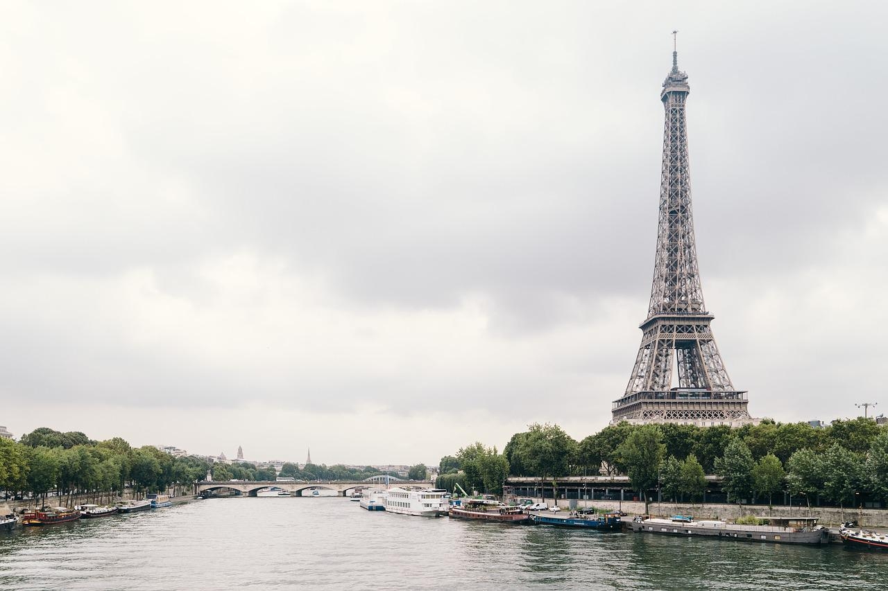 A Torre Eiffel mede 324 metros, somando-se os 24 metros da antena de rádio. É a estrutura mais alta de Paris e a quinta mais alta da França. Reprodução: Flipar