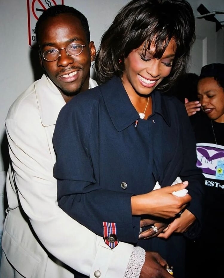O próprio ex-marido da cantora já afirmou que acredita que Whitney tenha aceitado se casar com ele só para fugir das especulações em torno de sua orientação sexual. Reprodução: Flipar