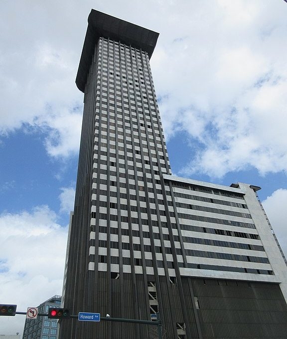 9) Plaza Tower, EUA (162 m): A construção desse edifício, que fica em Nova Orleans, teve início nos anos 1960. Inicialmente, ele foi concebido para abrigar escritórios, mas acabou seriamente danificado pelo furacão Katrina, em 2005, que comprometeu sua estrutura. Reprodução: Flipar