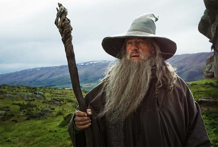 Gandalf (Literatura / Mitologia Nórdica) - Mago do universo de O Senhor dos Anéis, criado por J.R.R. Tolkien. Inspirado em figuras da mitologia nórdica, ele é sábio e corajoso, encarregado de proteger a Terra Média do mal. Lidera e inspira outros personagens, sempre aparecendo no momento certo para combater as forças sombrias. Reprodução: Flipar