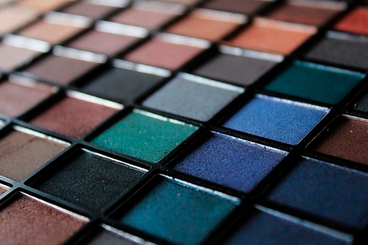 Não compartilhe a maquiagem. Bactérias são transmitidas quando usamos produtos de outra pessoa. Pode haver contágio, causando herpes, micoses, infecções, terçol e conjuntivite, entre outras doenças.  Reprodução: Flipar