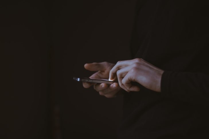 “Pode ser que essa pessoa acredite, por engano, que a experiência com IA seja igual a experiência que ela teria fazendo psicoterapia. Uma das principais preocupações que temos está relacionada a isso”, destacou o ex-presidente do CFP. Reprodução: Flipar