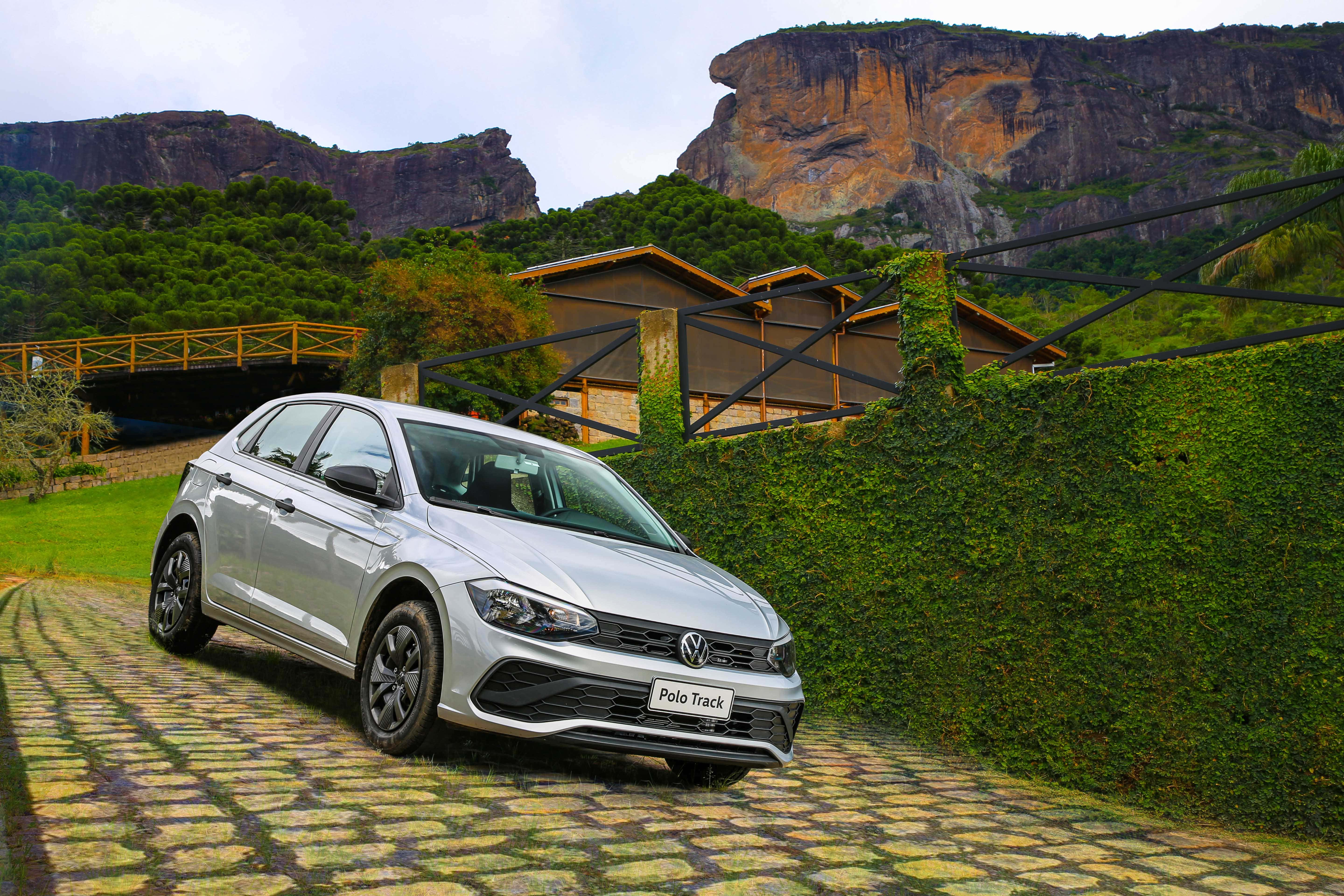 A Fenabrave divulgou a tradicional lista dos emplacamentos no mês de abril. A lista confirmou o bom desempenho do Volkswagen Polo e da Fiat Strada, que segue na cola do hatch. Veja na galeria os 20 carros mais vendidos em Abril: Divulgação