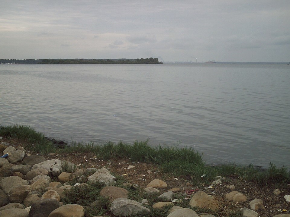 Agora, abramos uma exceção aqui! Embora tecnicamente seja uma baía, o Lago Maracaibo é frequentemente considerado o maior lago da América do Sul, com uma área de aproximadamente 13.210 km². No entanto, muitos geógrafos o classificam de fato como uma baía, já que tem ligação direta e ampla com o Mar do Caribe. Reprodução: Flipar